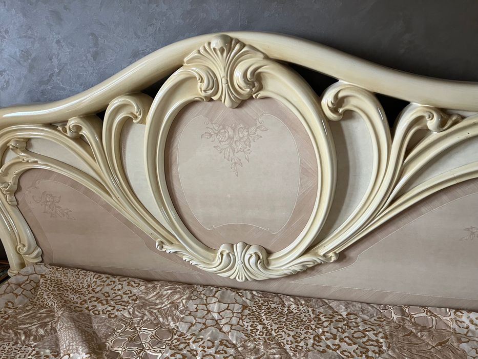 Спалня + нощни шкафчета + поматрачна  рамка - Италия - 700 лв.