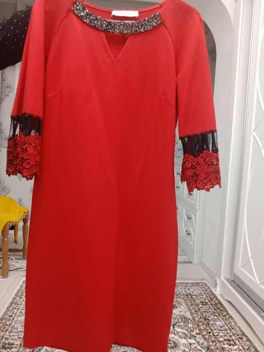 Женское платье. Однотонное красное