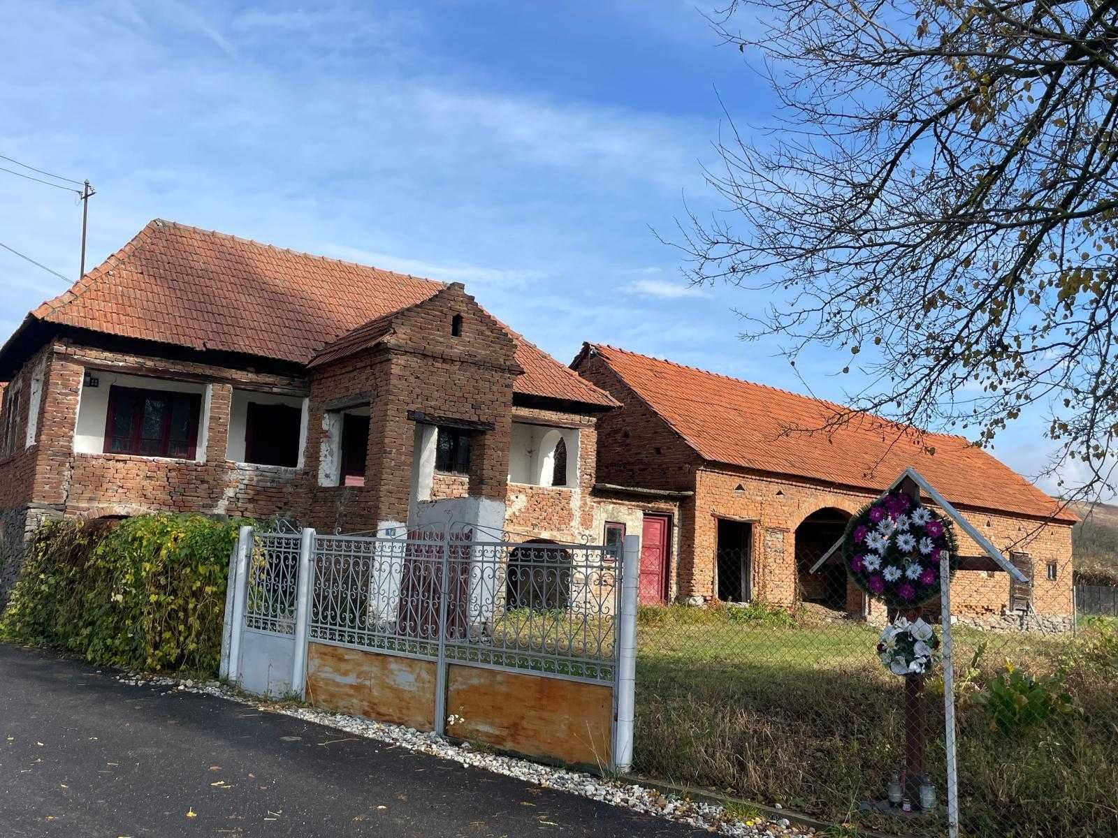 Casa din cărămidă construită în 1940 …150 m pătrați 
Teren 2000 mp