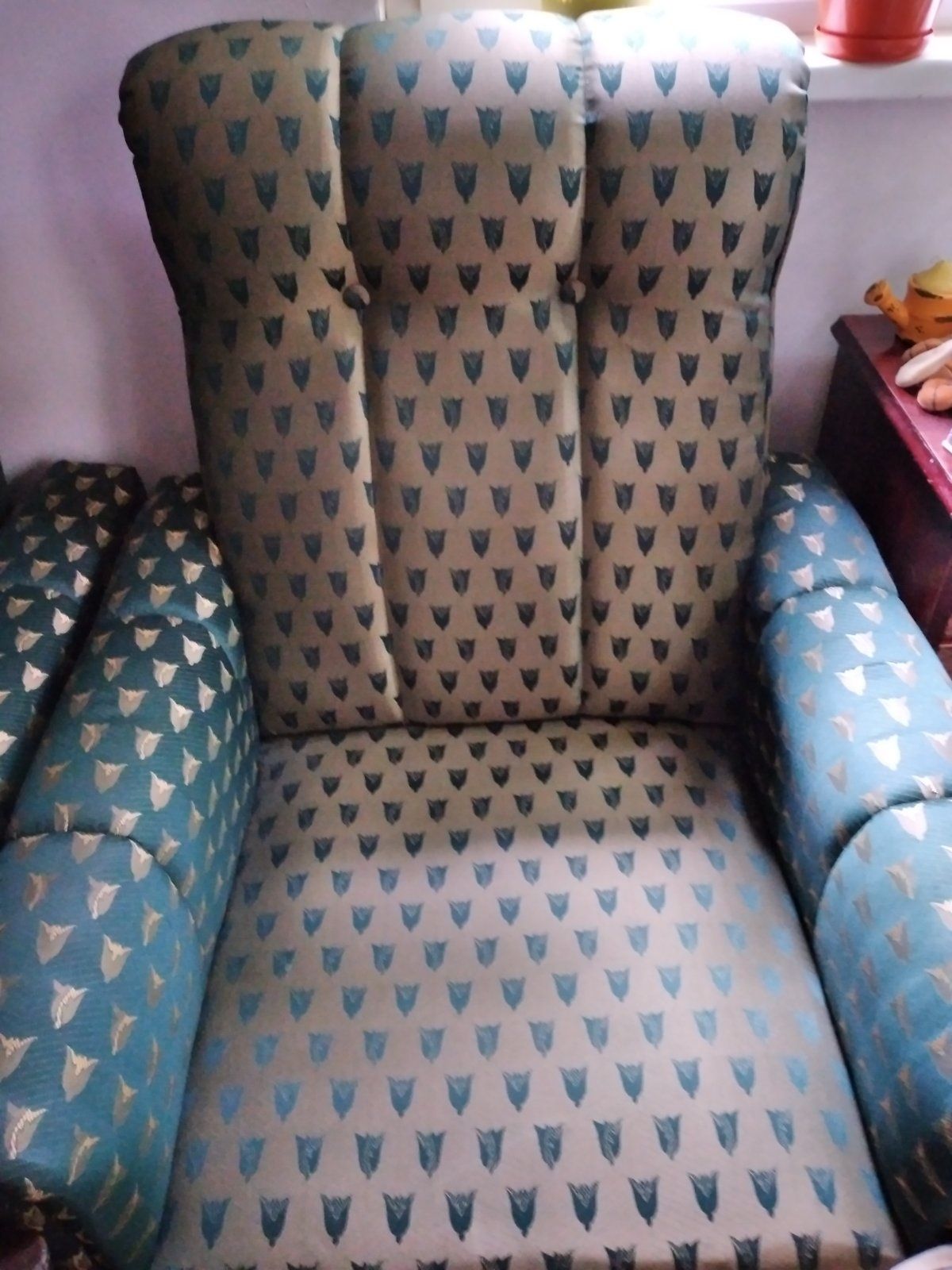 Комплект диван, табуретки и кресла