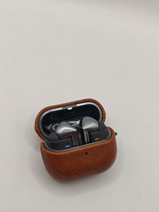 Căști Samsung Buds 3 Pro cu husa de piele