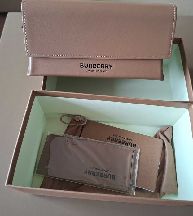 Чисто нови слънчеви очила BURBERRY.