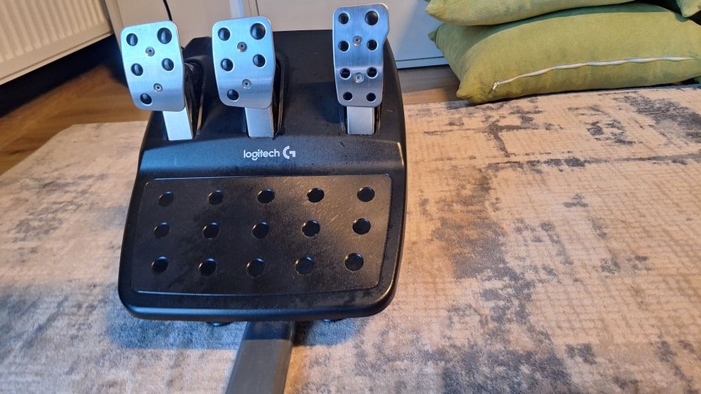 VAND URGENT !Volan Logitech g920 cu schimbator și  cu scaun Playseat d