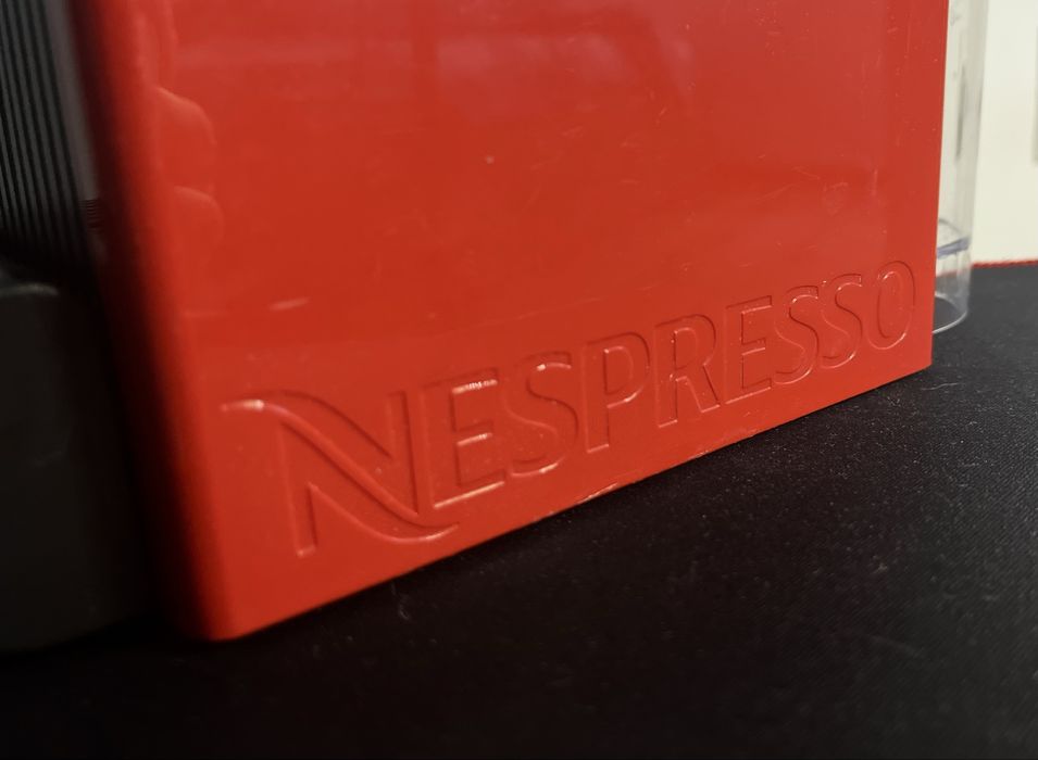 Кафемашина Nespresso Inissia (червена)