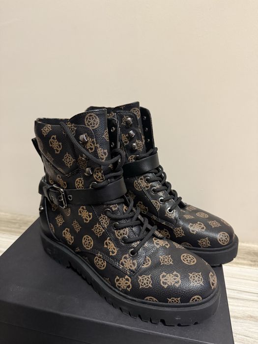 Оригинални боти на GUESS