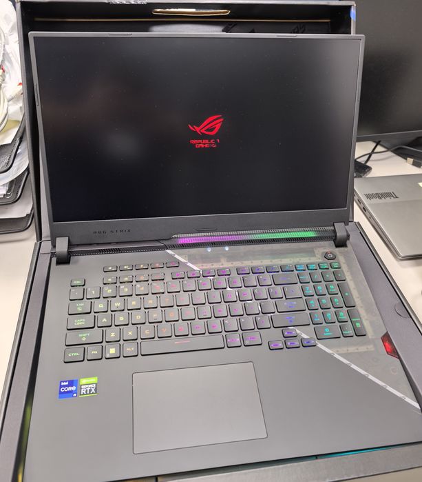 Лаптоп Asus Rog Strix SCAR 17 Intel Core i9