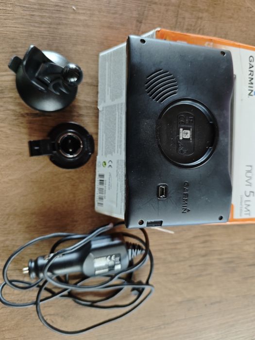 Навигация Garmin nuvi 5 lmt с карта на Европа с безплатно обновяване