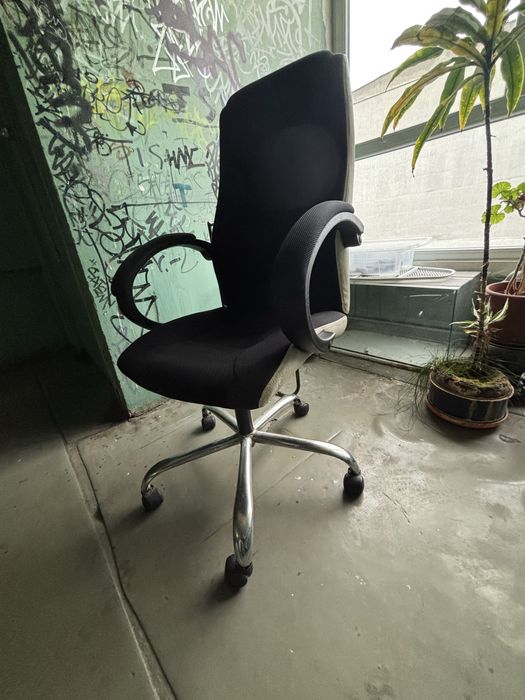 Черно-бял офисен стол