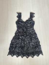 Черна мини рокля с релефни цветя и дантела ХС/С размер