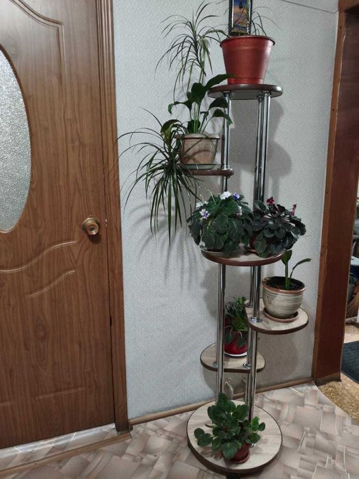 Продам красивую  подставку под цветы