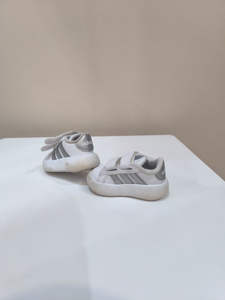 Бебешки обувки Adidas Bubblecomfy 19 номер