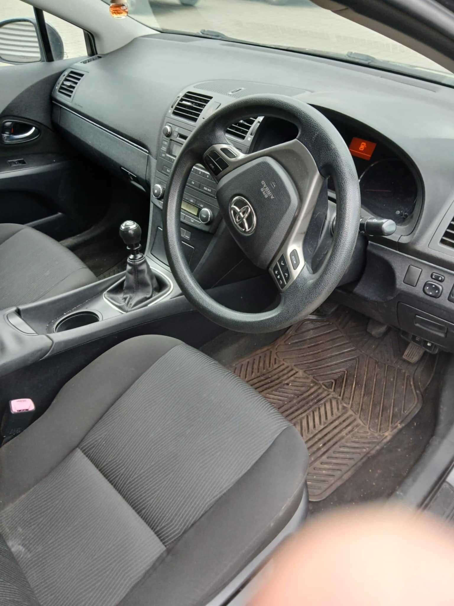 Продавам Toyota Avensis