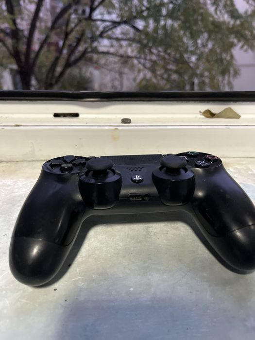 PS4 împreună cu un controler