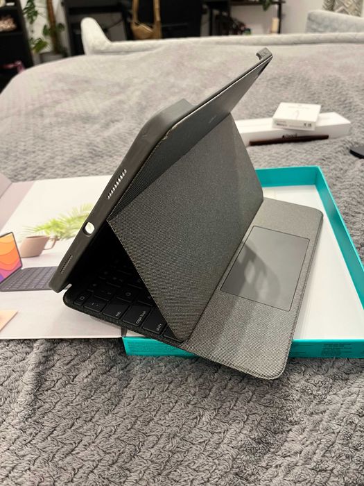 Ipad Air 5 (2022) + Apple Pencil cu Rezerve + Logitech Combo Touch