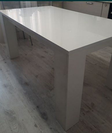 Стильный новый стол.  Италия