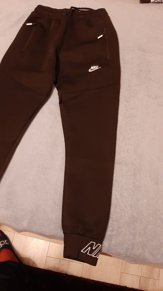 Vand.pantaloni trening nike,si Hugo noi, marimea Spreț 60 lei