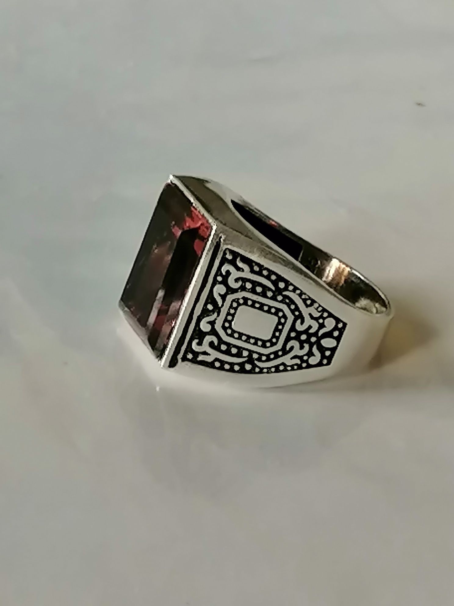 Впечатляващ сребърен мъжки пръстен със Султанит