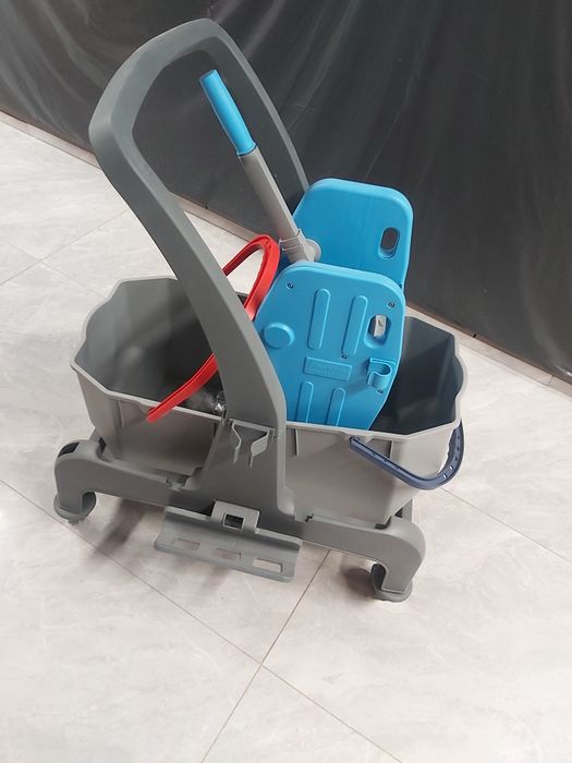 Продам 2 пары  тележки с  ведрами для клининга