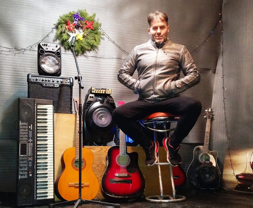 Muzica live pentru  petreceri evenimente partyuri private voce chitara