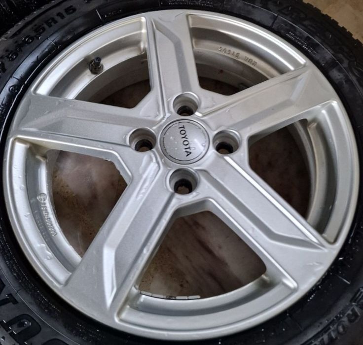 Toyota Yaris 15 Mazda Demio Kia Huyndai с 4 болта+гуми 175 65 15 зимни