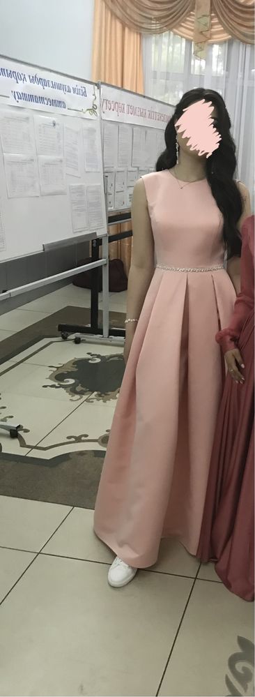 Платье нежно розового цвета в пол