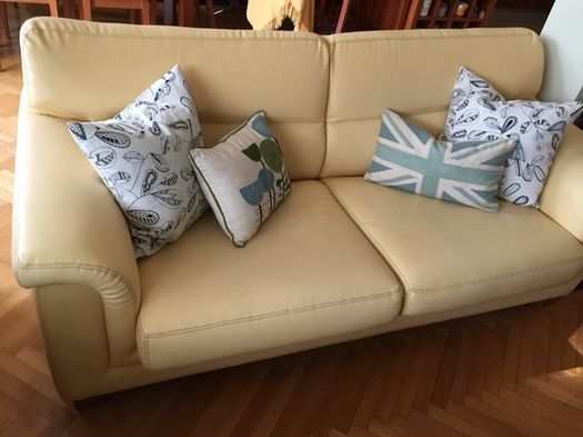 лампи Ikea;класически холни маси;италиански диван;дървена дъска