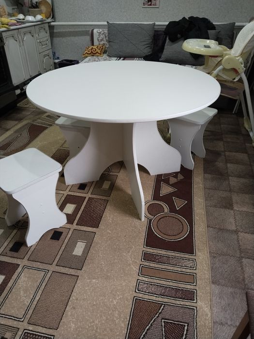 Кухонный стол с табуретками