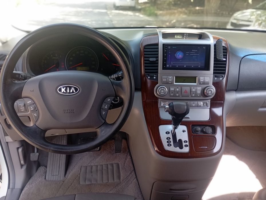 Продаёт Kia Carnival 2006