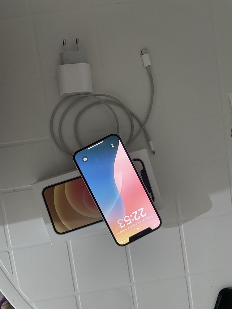 Продавам Iphone 12 64gb