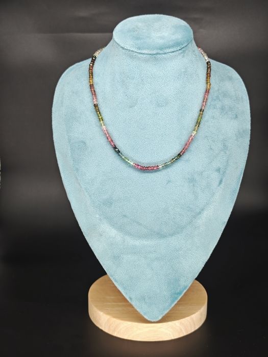 Колие от турмалин със сребърна закопчалка