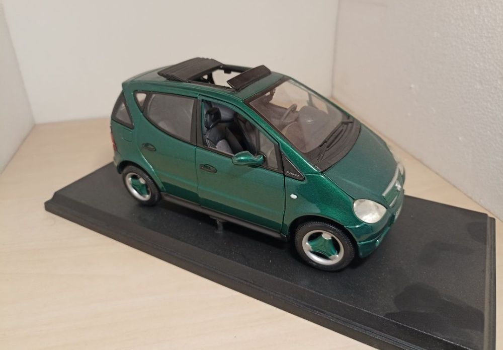 Mercedes Benz Aclass 
Scara 1:18
Maisto 

Pozele reflectă realitatea.