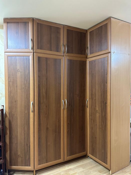 Шкаф угловой высокий