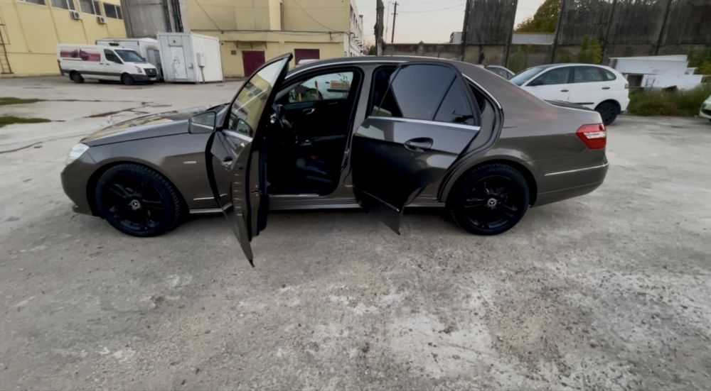 Mercedes E Class Avatgarde cutie 7G tronic impecabil