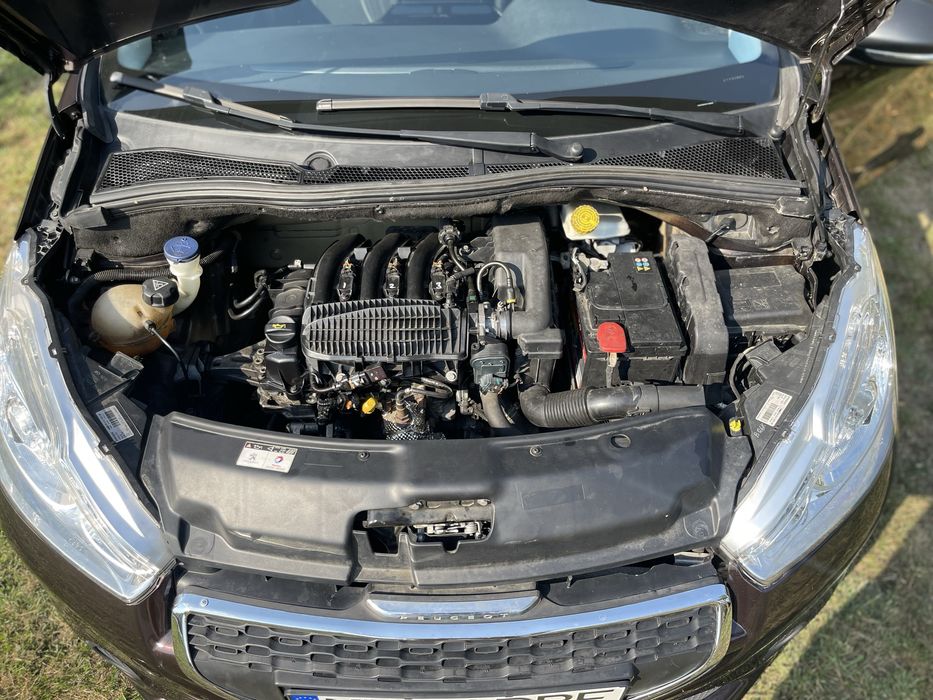 Vând PEUGEOT 208 57.000 km 1.0 benzina euro 5