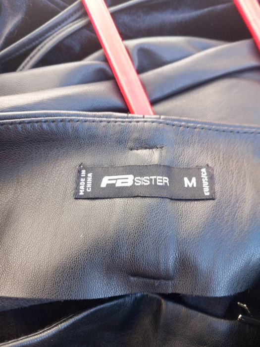 Vând pantaloni negrii din piele ecologica