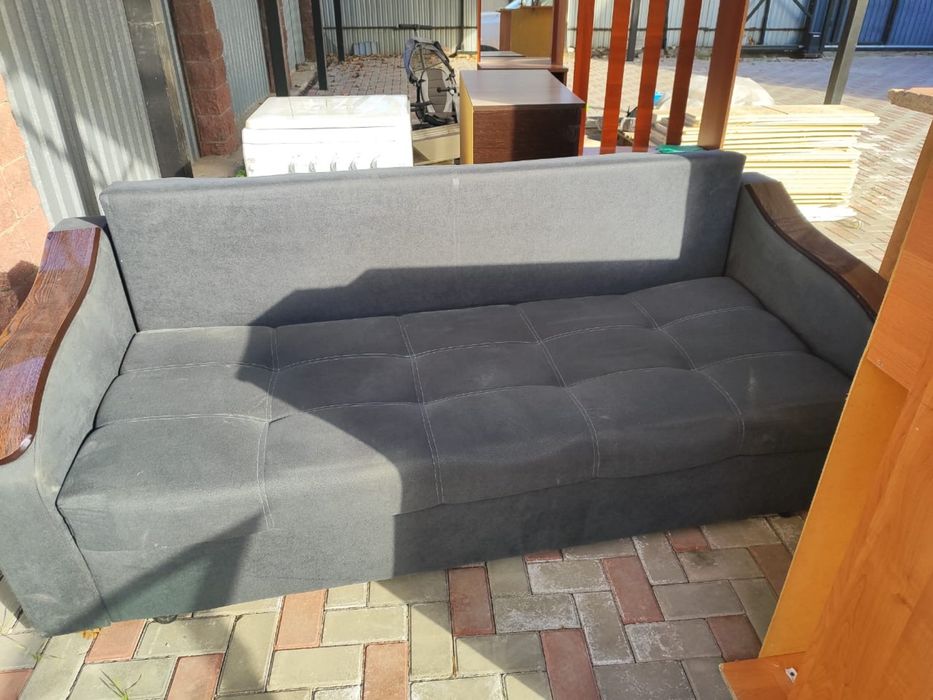 Продоется шкаф,комод,диван,вешалка