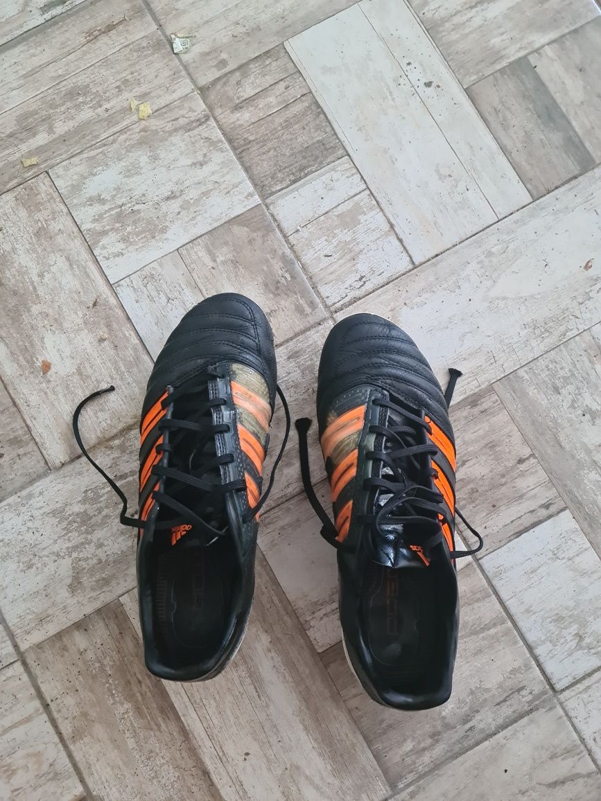 Vand ghete de fotbal Adidas Predator