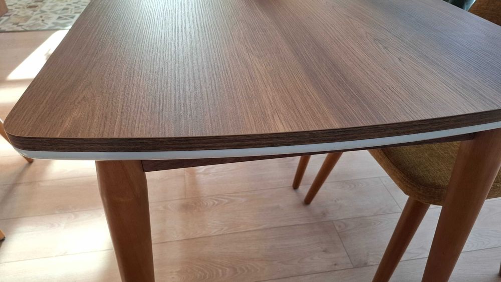 Трапезна маса без столове