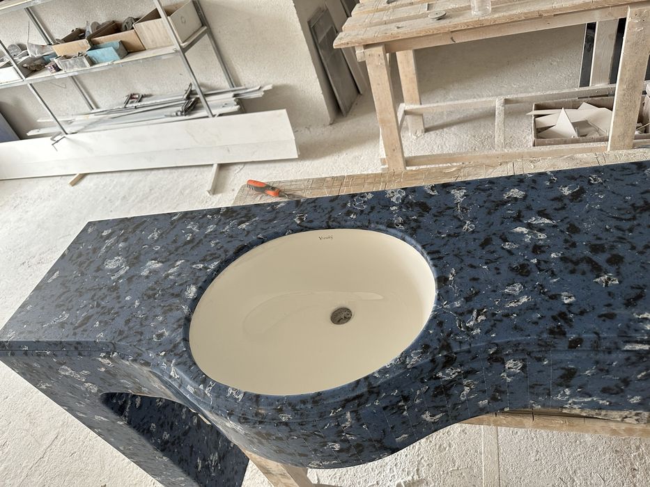 Столешницы,подоконники,поручни,умывальники,ресепшен,столы,детали интер