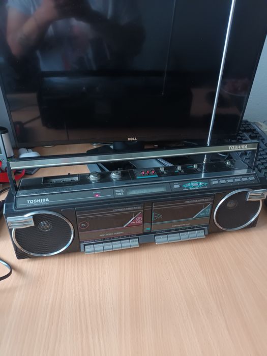 TOSHIBA RT 8076, casetofonul este impecabil, radio functional, casete!