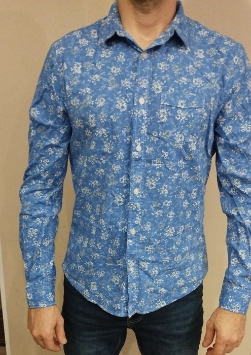 Продавам 4 мъжки ризи размер М 100лв.+5та подарък!