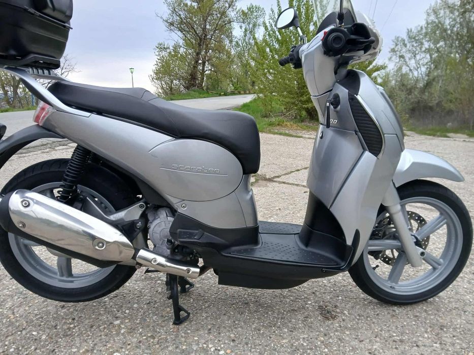 Vând scuter scarabeo 200