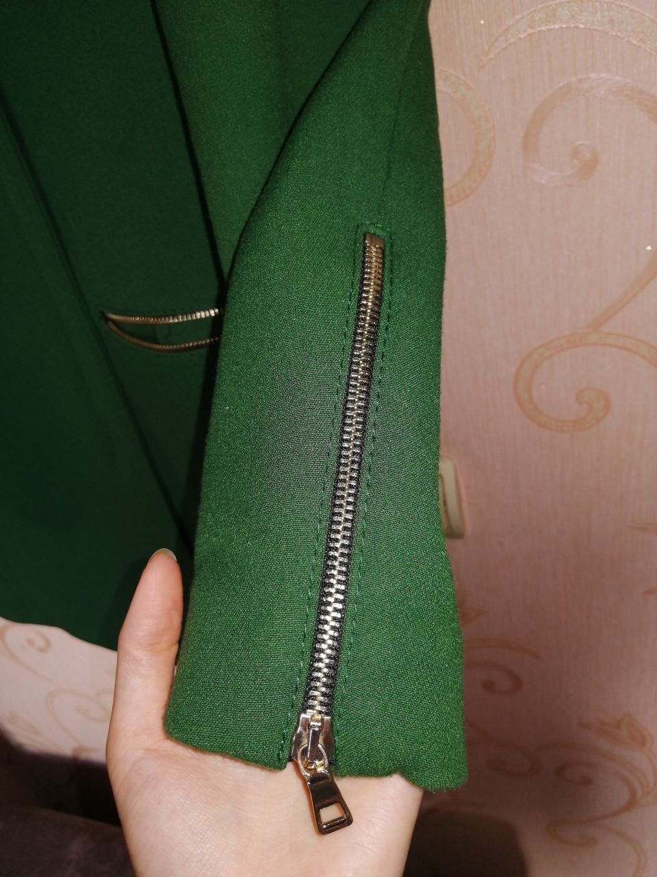 Срочно Зелёное женское пальто стильное