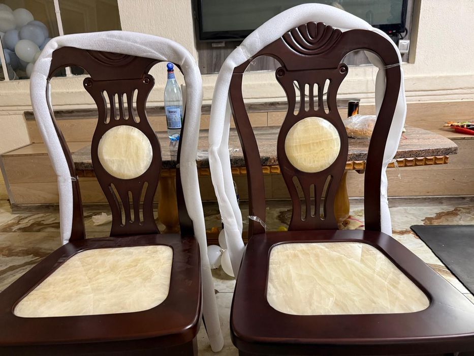 Vând scaune din lemn masiv