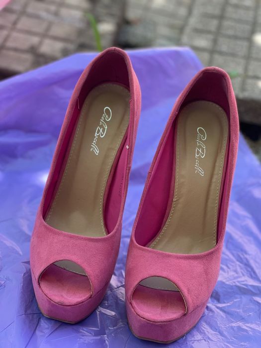 Дамски обувки на висок ток