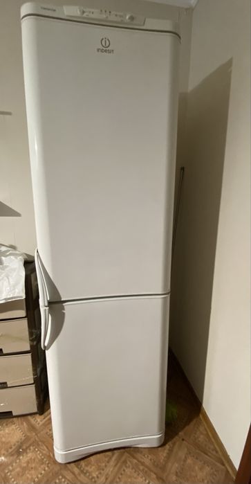 Продам холодильник Indesit 2-х компрессорный