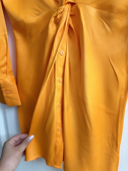 Rochie noua Zara cu fronseu si decolteu adanc, dama
