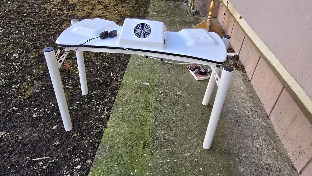 Vând masa manichiura cu aspirator și lămpi incorporate