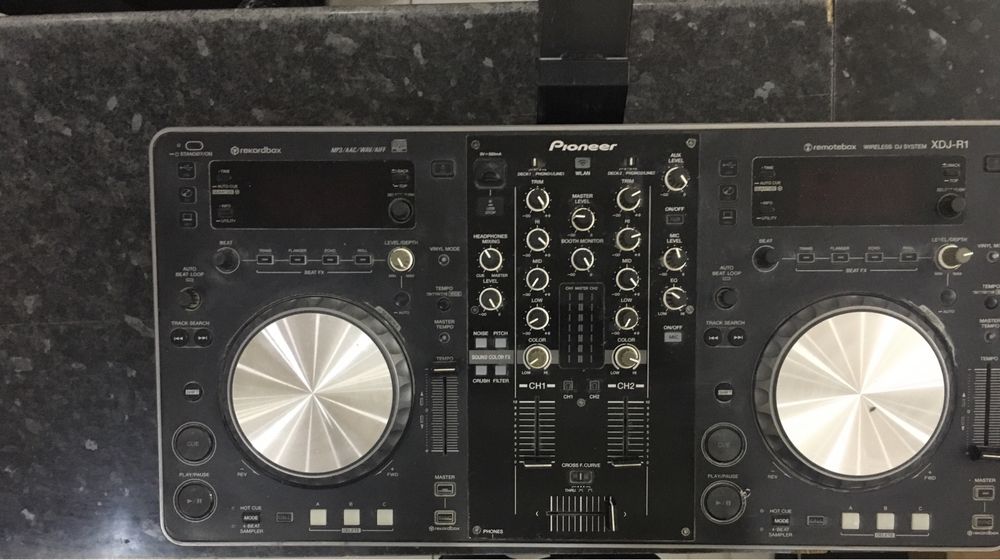 Диджейский контроллер PIONEER XDJ-R1