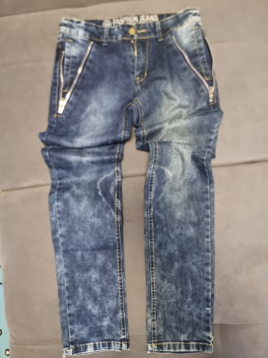 vând blugi albastrii noi